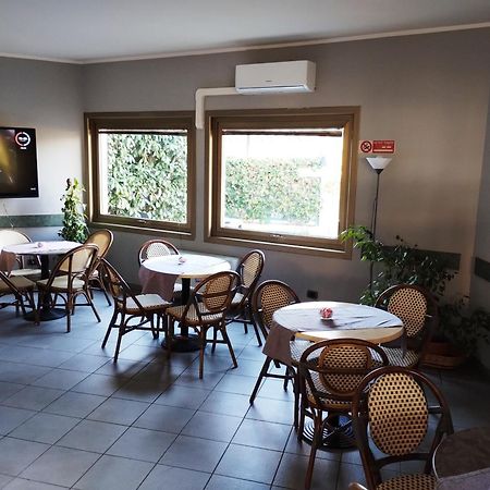Hotel Motel Est Peschiera Borromeo Eksteriør billede
