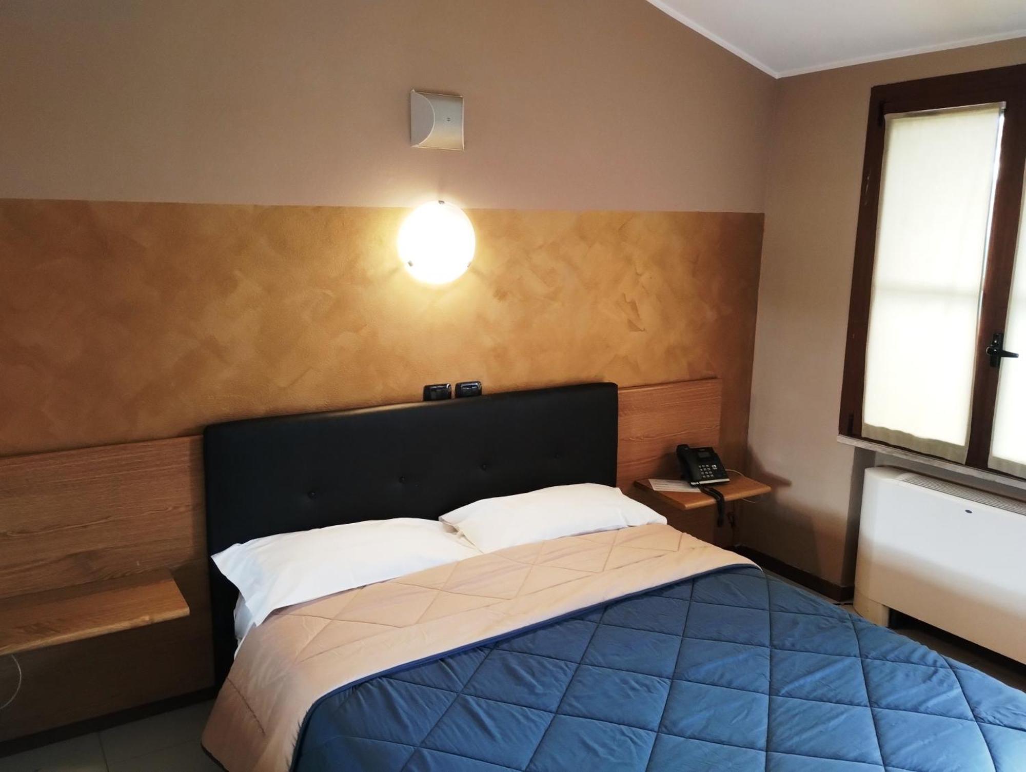 Hotel Motel Est Peschiera Borromeo Eksteriør billede