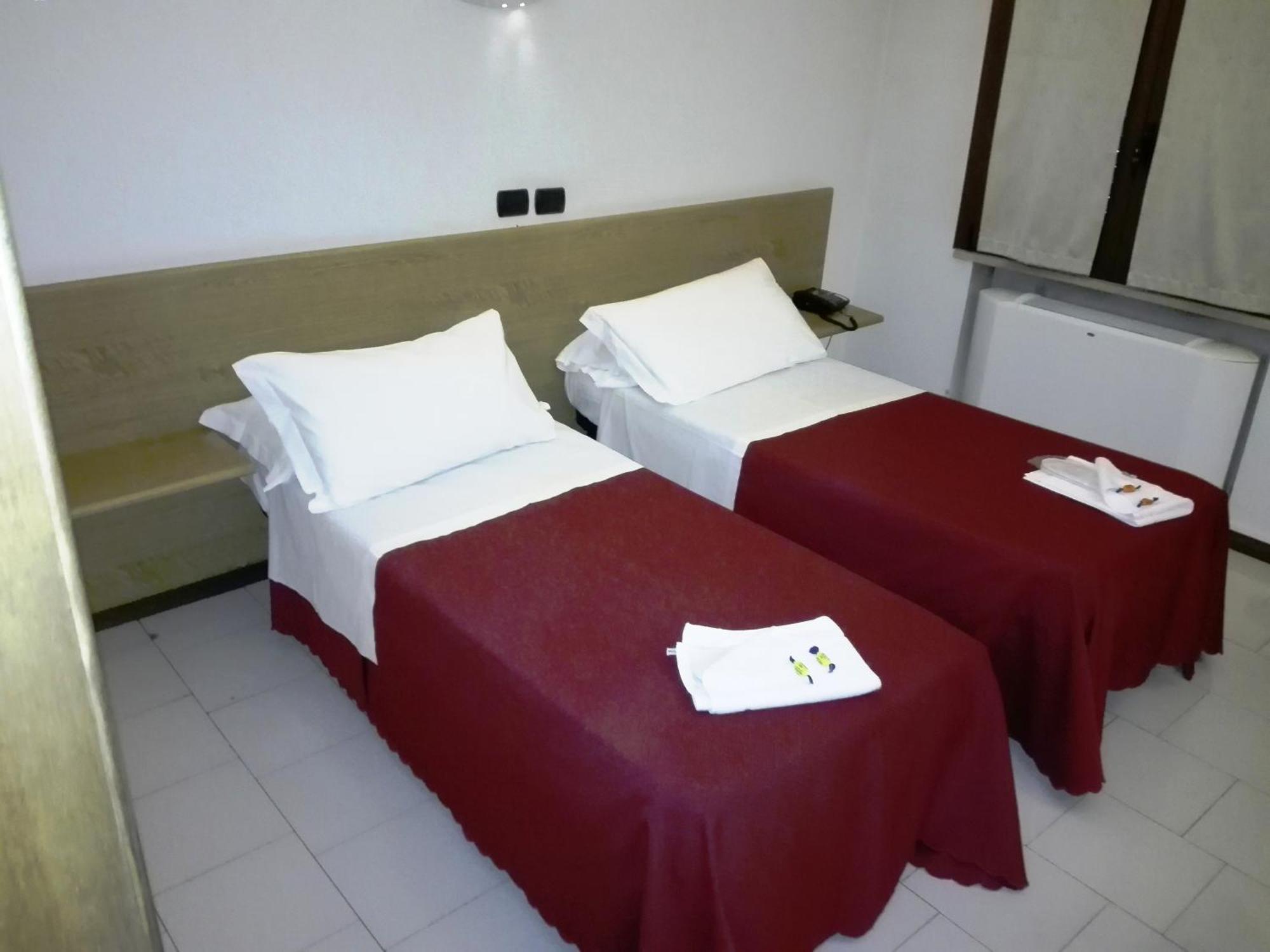 Hotel Motel Est Peschiera Borromeo Eksteriør billede