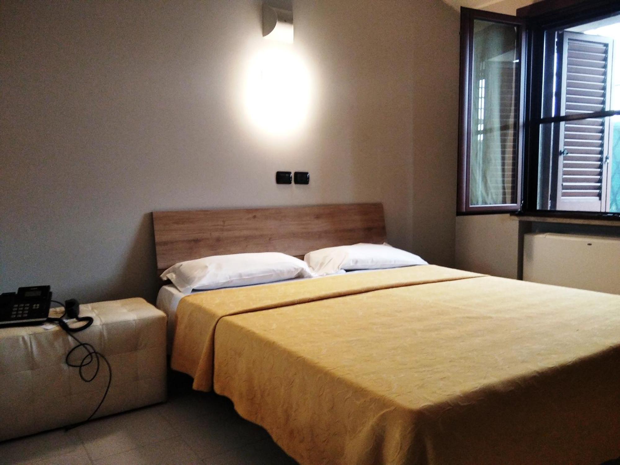 Hotel Motel Est Peschiera Borromeo Eksteriør billede